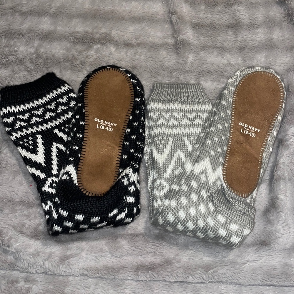 Like new knit slipper socks set of 2!!